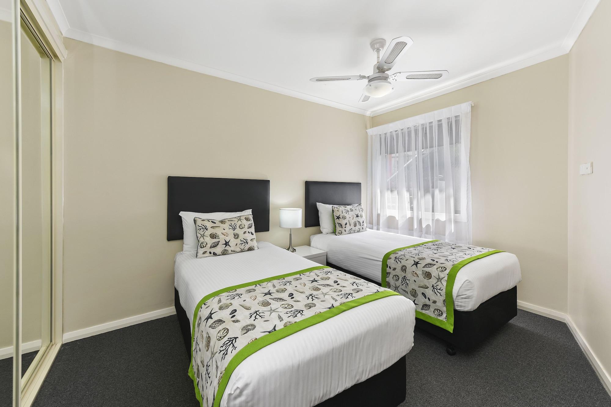 Flynns Beach Resort Порт Макари Екстериор снимка