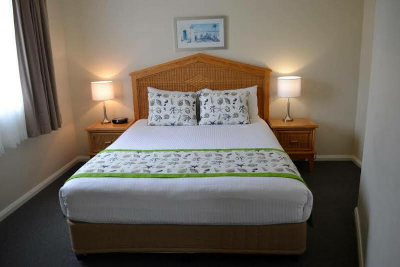 Flynns Beach Resort Порт Макари Екстериор снимка